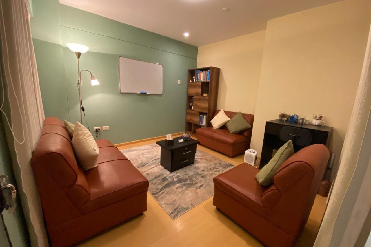 Consultorio de Eutimia con sillones de cuero y pared verde